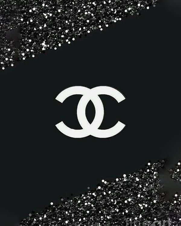 Шанель на черном фоне