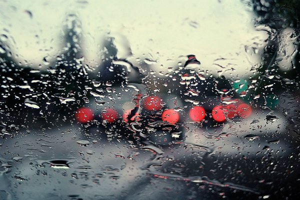 Капли на стекле