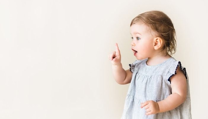 Дети тычут пальцем в ребенка