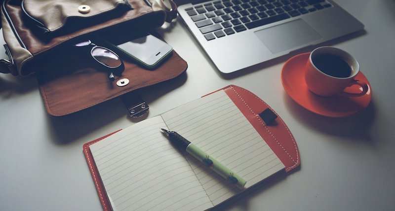 Блокнот и ручка на столе