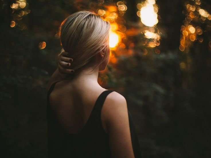 Женщина блондинка со спины