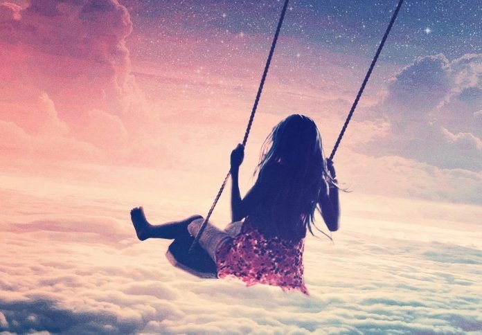 Девушка на качелях