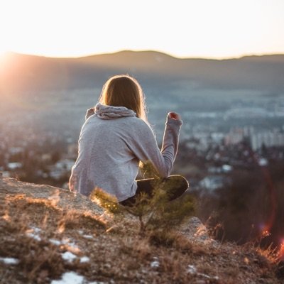 Девушка на природе со спины