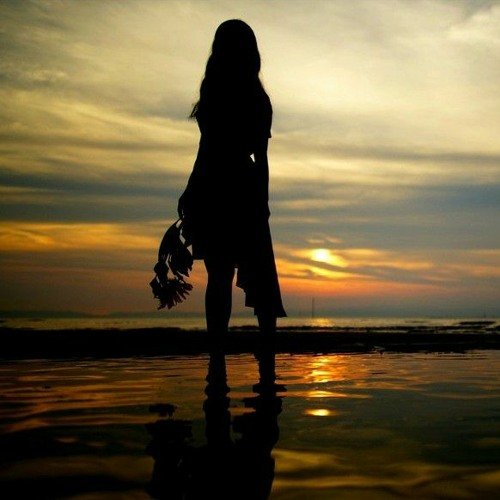 Девушка на закате спиной