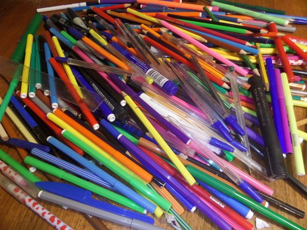 Много ручек и карандашей