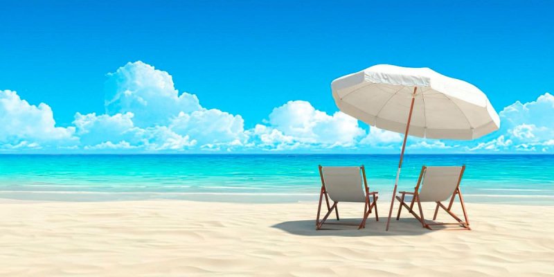 Лежаки на пляже зонт