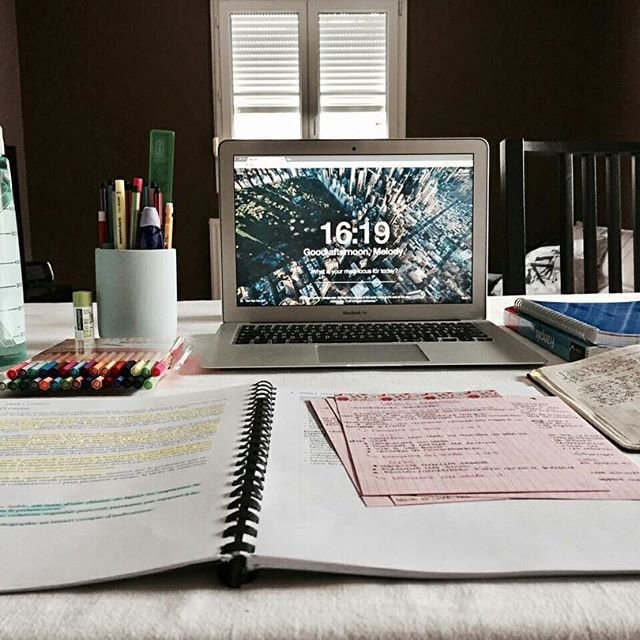 Эстетичный стол для учёбы