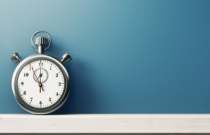 Секундомер в женской руке