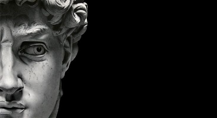 Статуя Микеланджело Давид на черном фоне