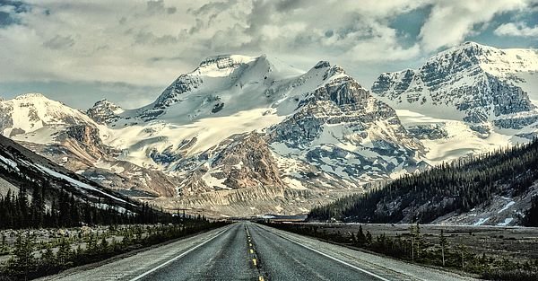 Пейзаж горы и дорога