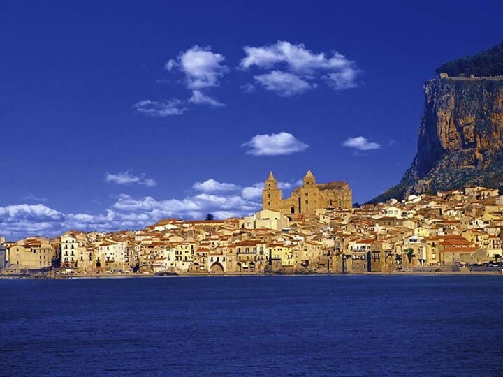 Город Чефалу на Сицилии