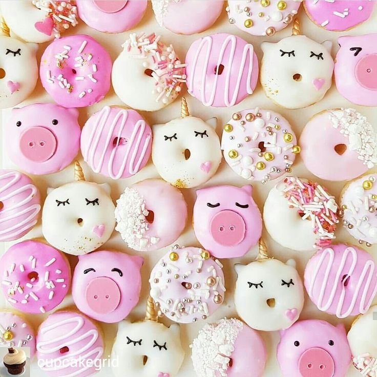 Сладости на розовом фоне