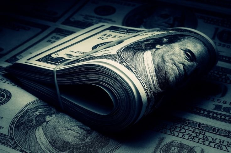 Доллар на черном фоне