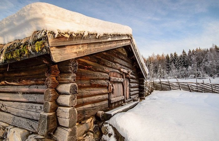 Русская изба зимой