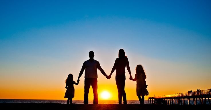 Семья на закате