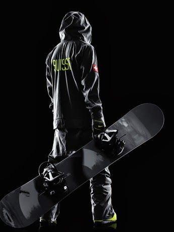 Сноубордист на черном фоне