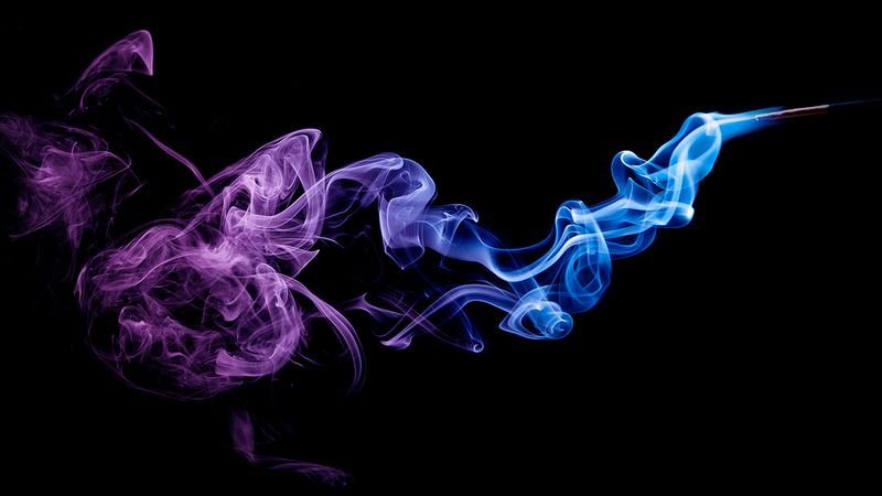Дым на черном фоне