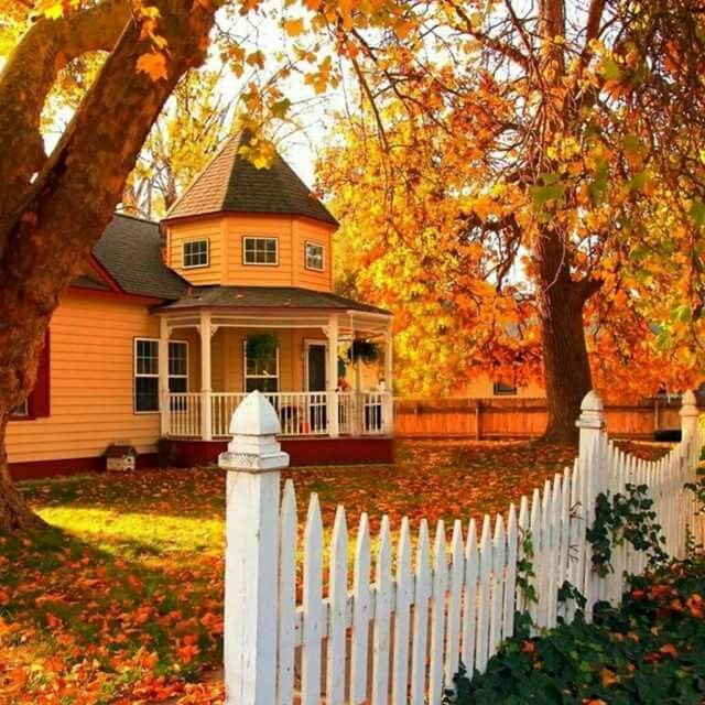 Загородный дом осенью