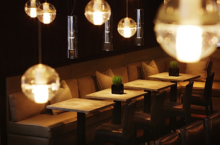 Освещение столиков в кафе