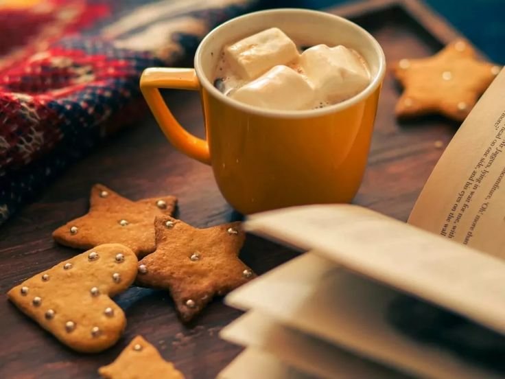 Какао и печеньки на столе