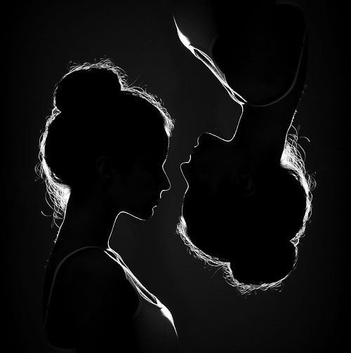 Силуэты двух девушек