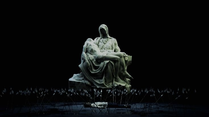 Статуя на черном фоне