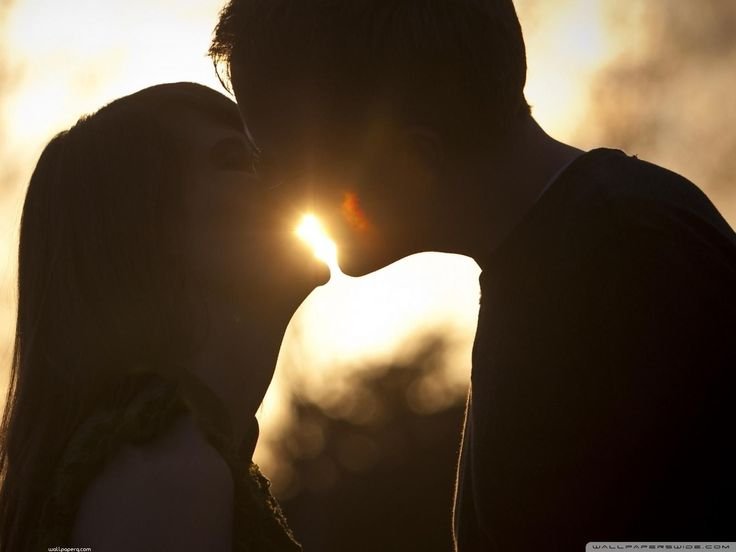 Люди целуются