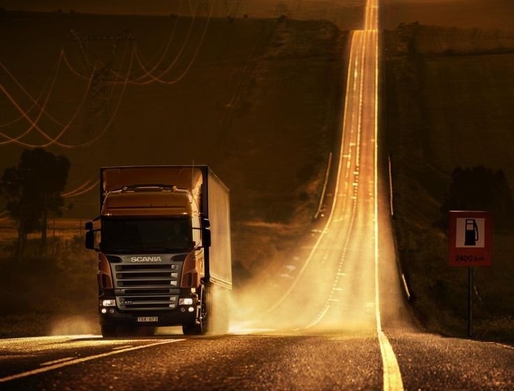 Дорога с машиной уходит в даль