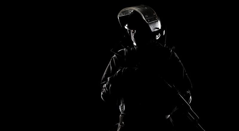 Солдат на черном фоне