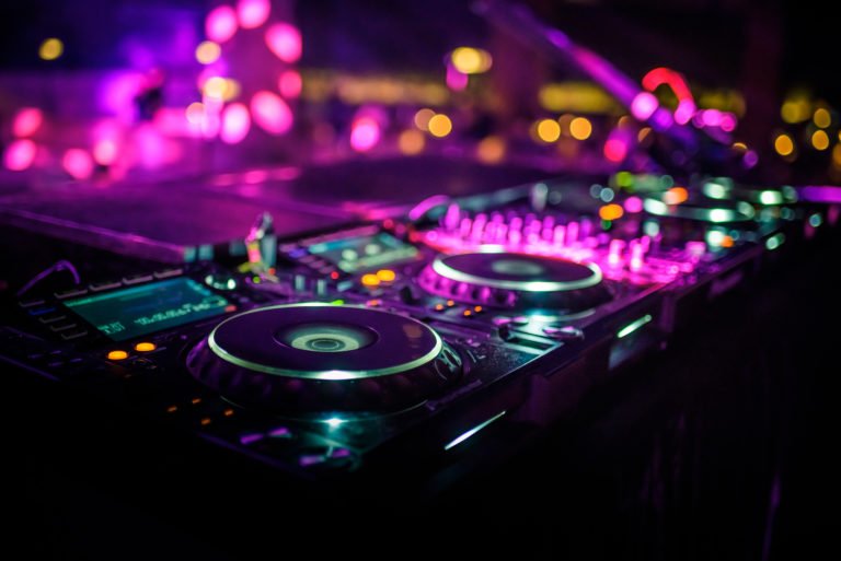 Диджейский пульт дискотека