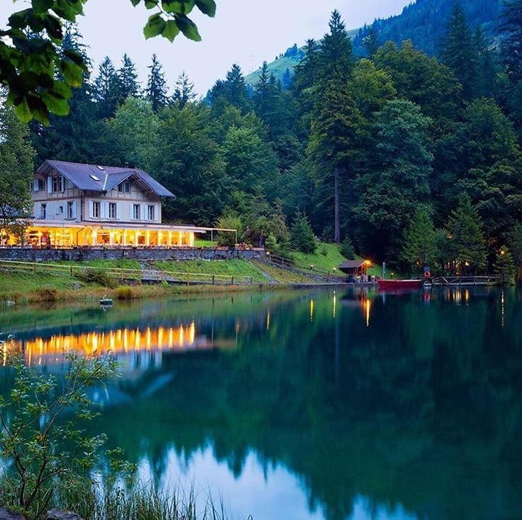 Дом в горах у озера в Швейцарии