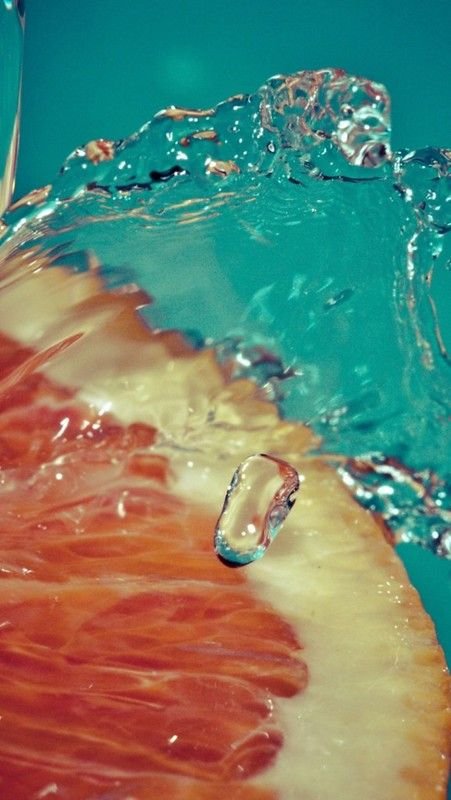 Сочные фрукты в воде