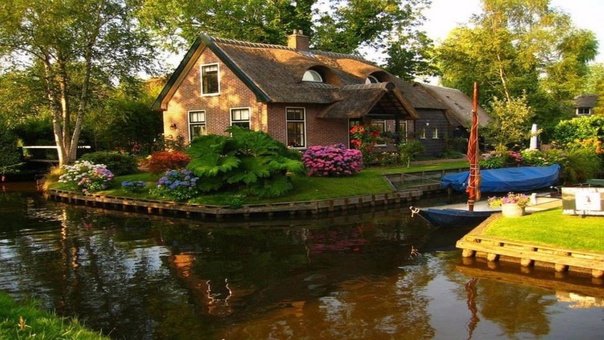 Домик у озера