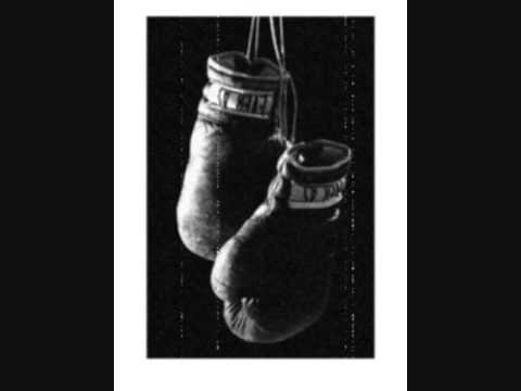 Боксёрские перчатки на гвозде