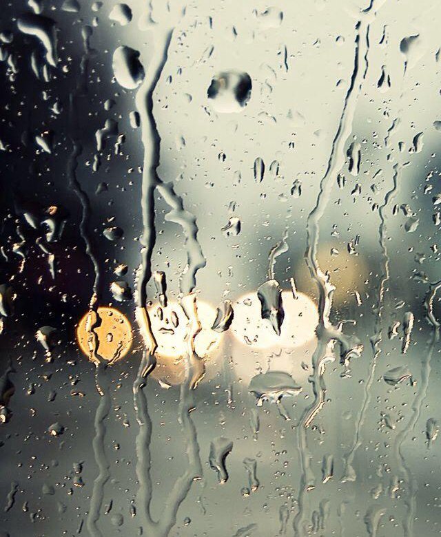 Капли на стекле