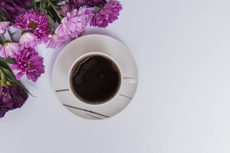 Чашка кофе и цветы