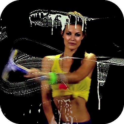 Девушка моет экран живые