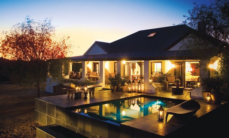 Вилла с бассейном ночью