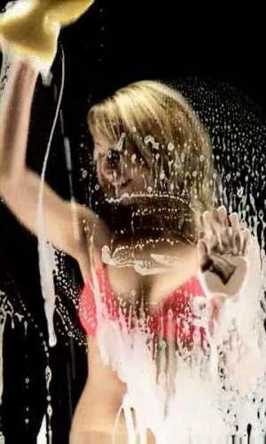 Анимация девушка моет экран