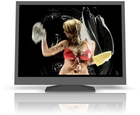 Девушки моют экран монитора