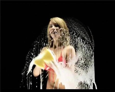 Девушка моет экран