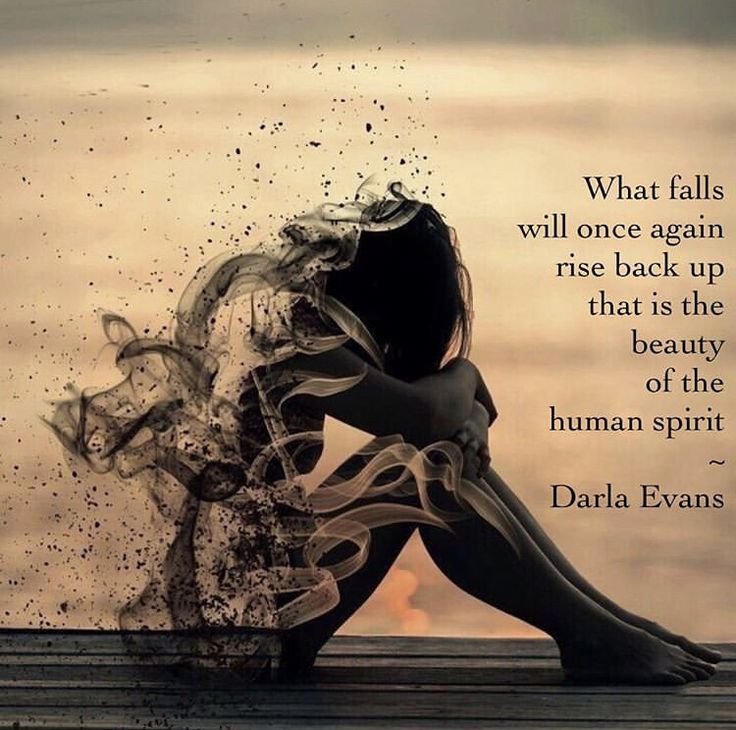 Женщина грустит