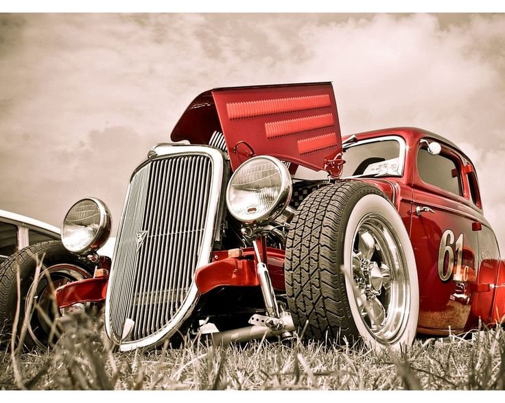 Красный ретро автомобиль