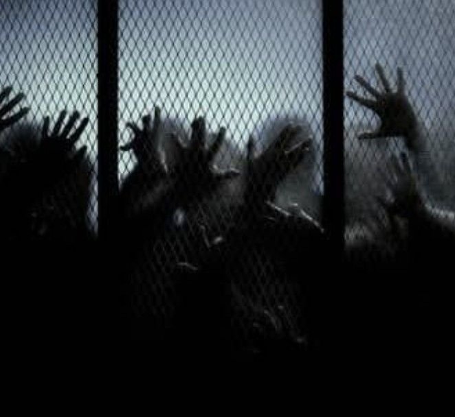 Силуэт за стеклом