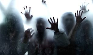 Обои на рабочий стол зомби за стеклом