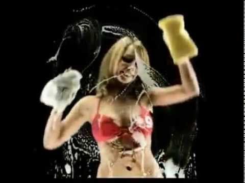 Девушка моет экран живые