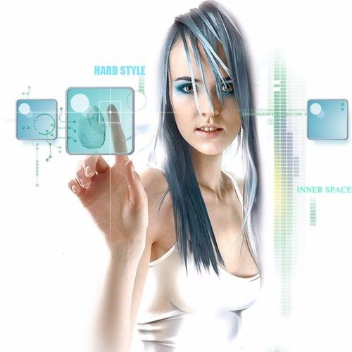 Девушка моет экран