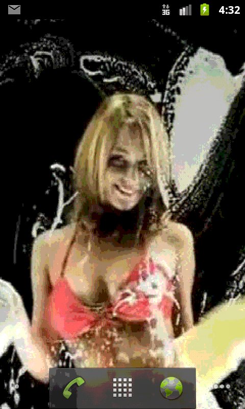 Девушка моет экран живые