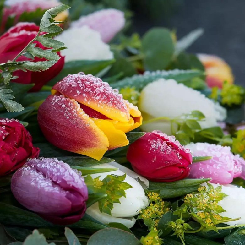 Букет тюльпанов на столе