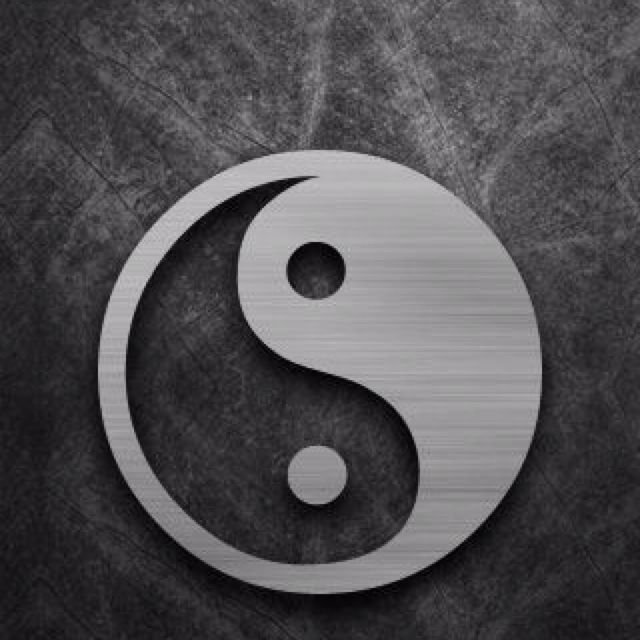 Инь Янь на черном фоне